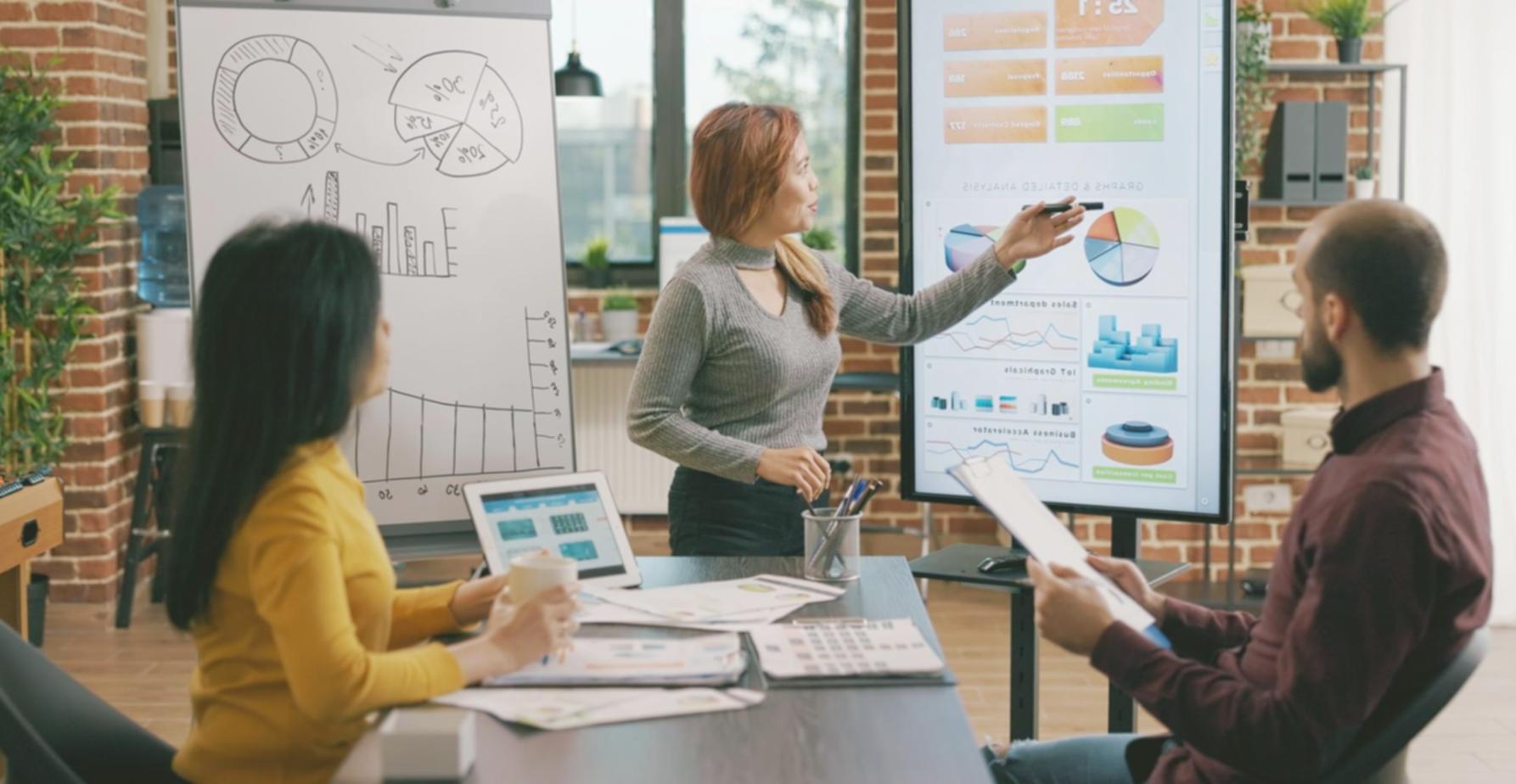 Documentos financieros y gráficos analíticos